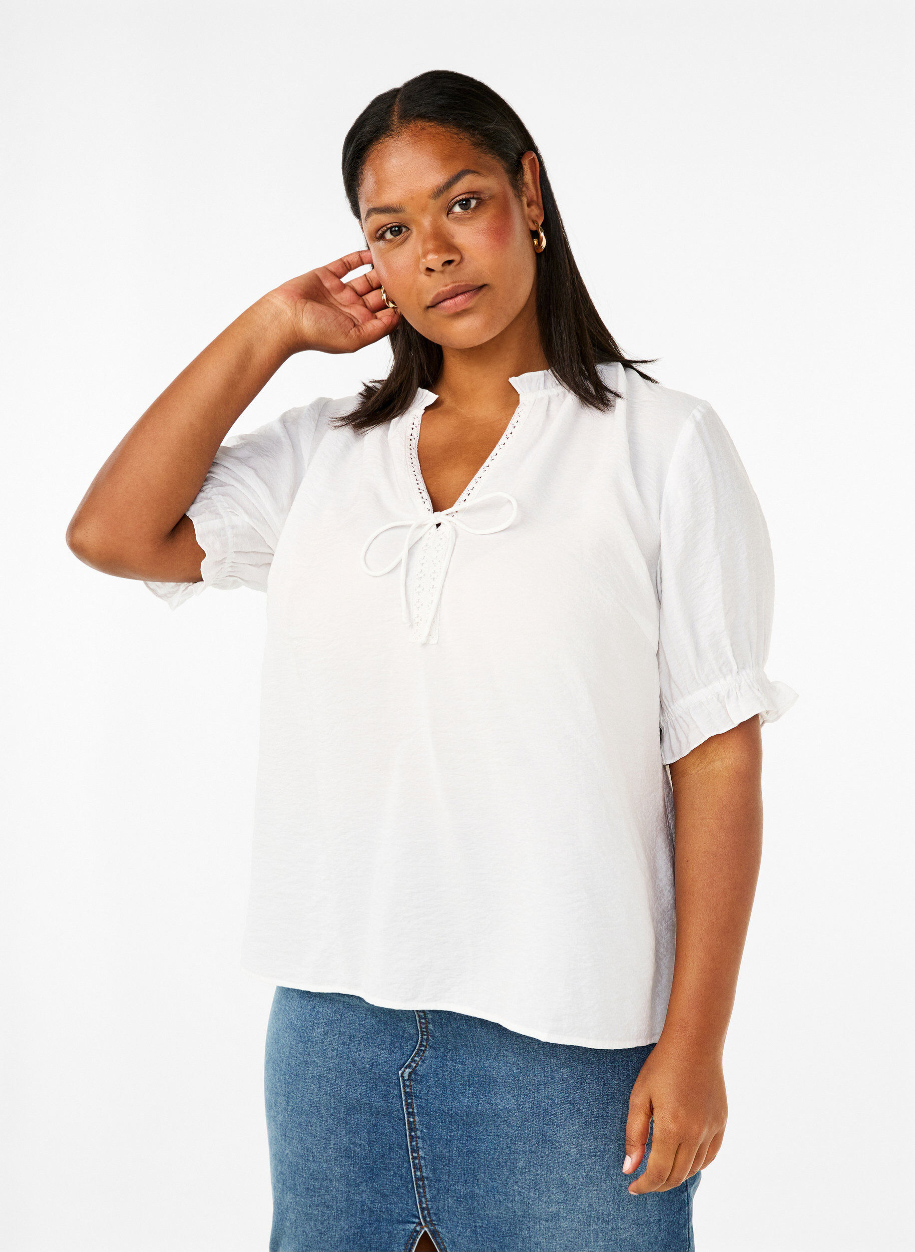 Zizzi Kortermet bluse i viskose med volangdetaljer, Bright White, Model image number 0