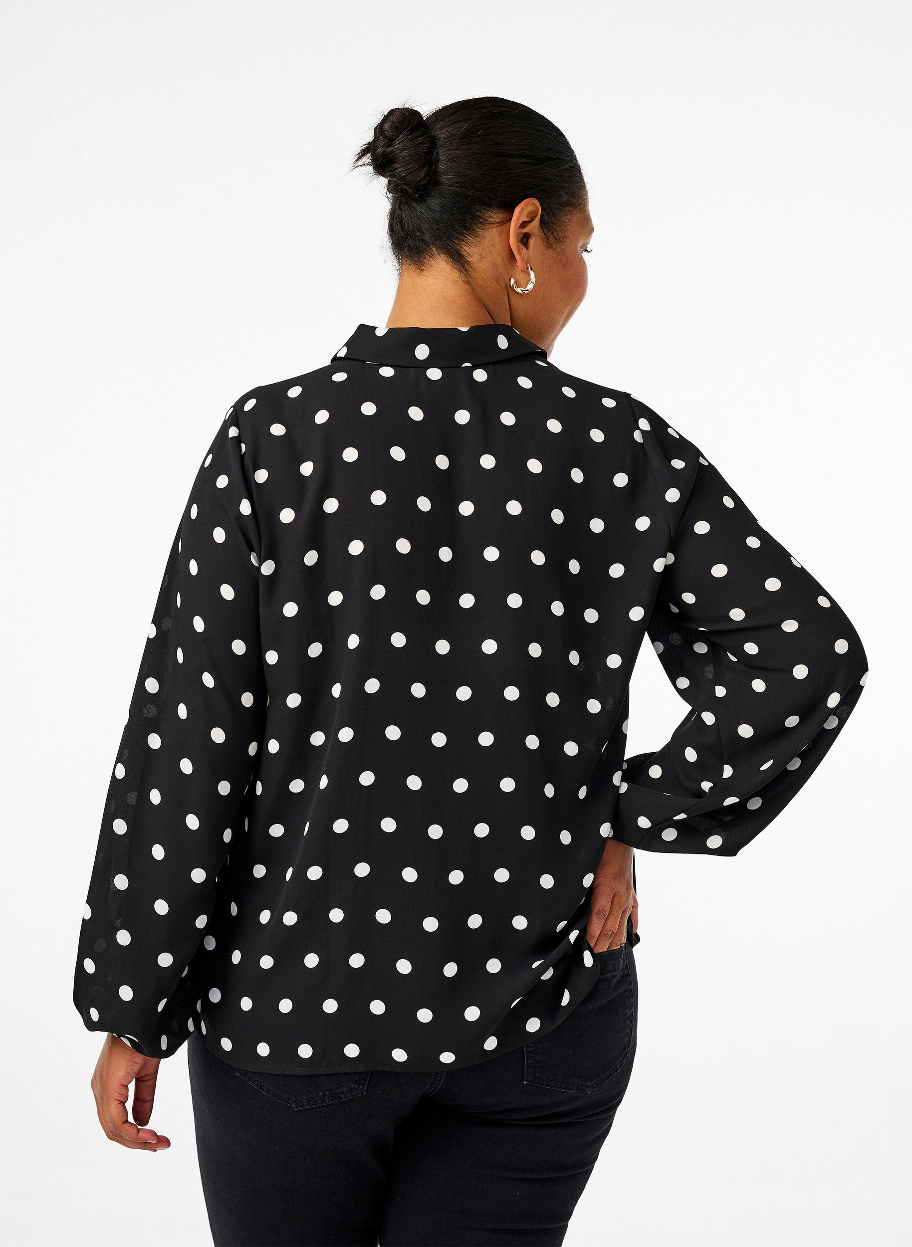 Zizzi Prikkete skjorte med volanger, Black W. White Dot, Model image number 1