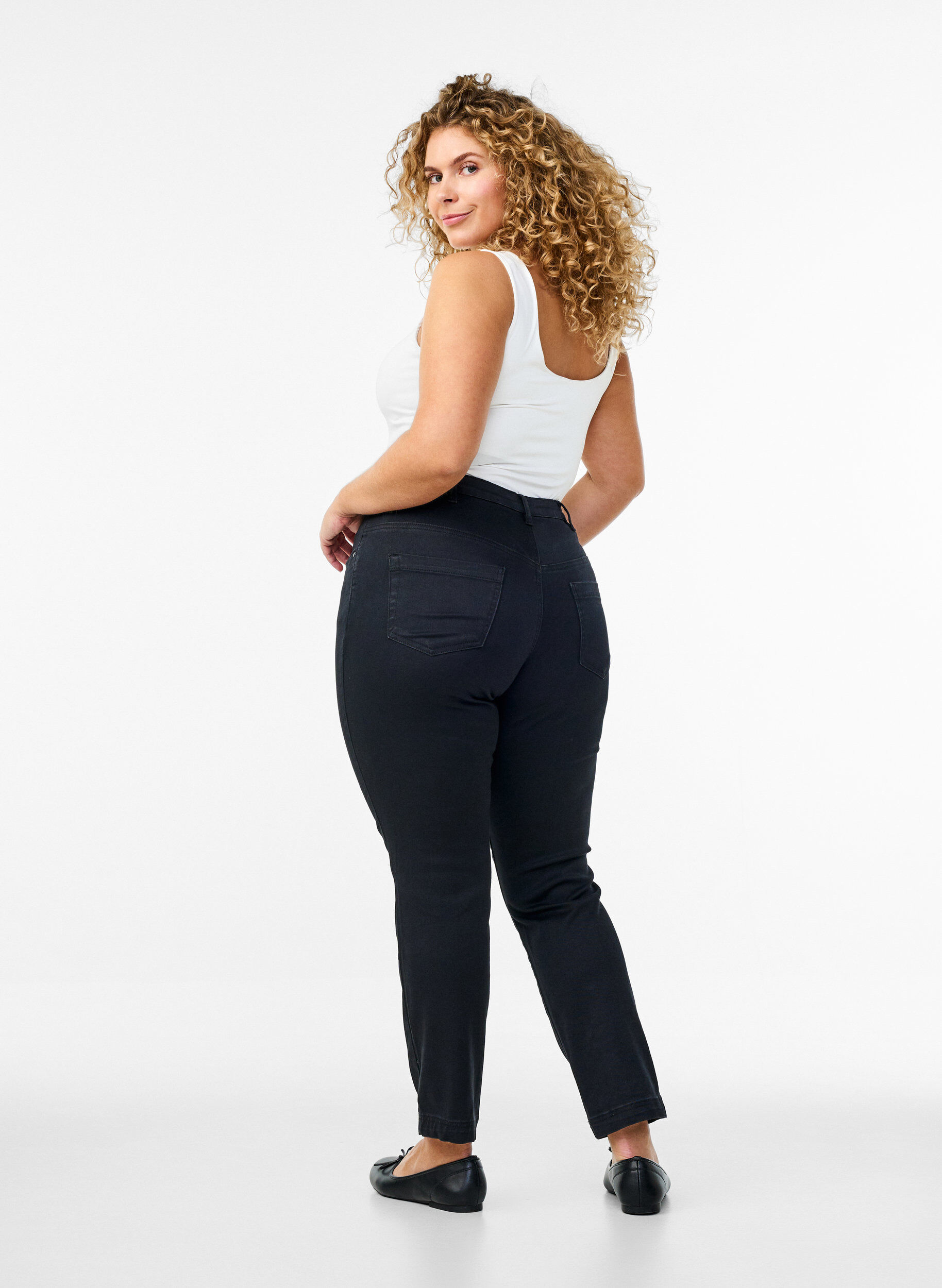 Zizzi Slim fit Emily jeans med normal midje, Svart, Model image number 1
