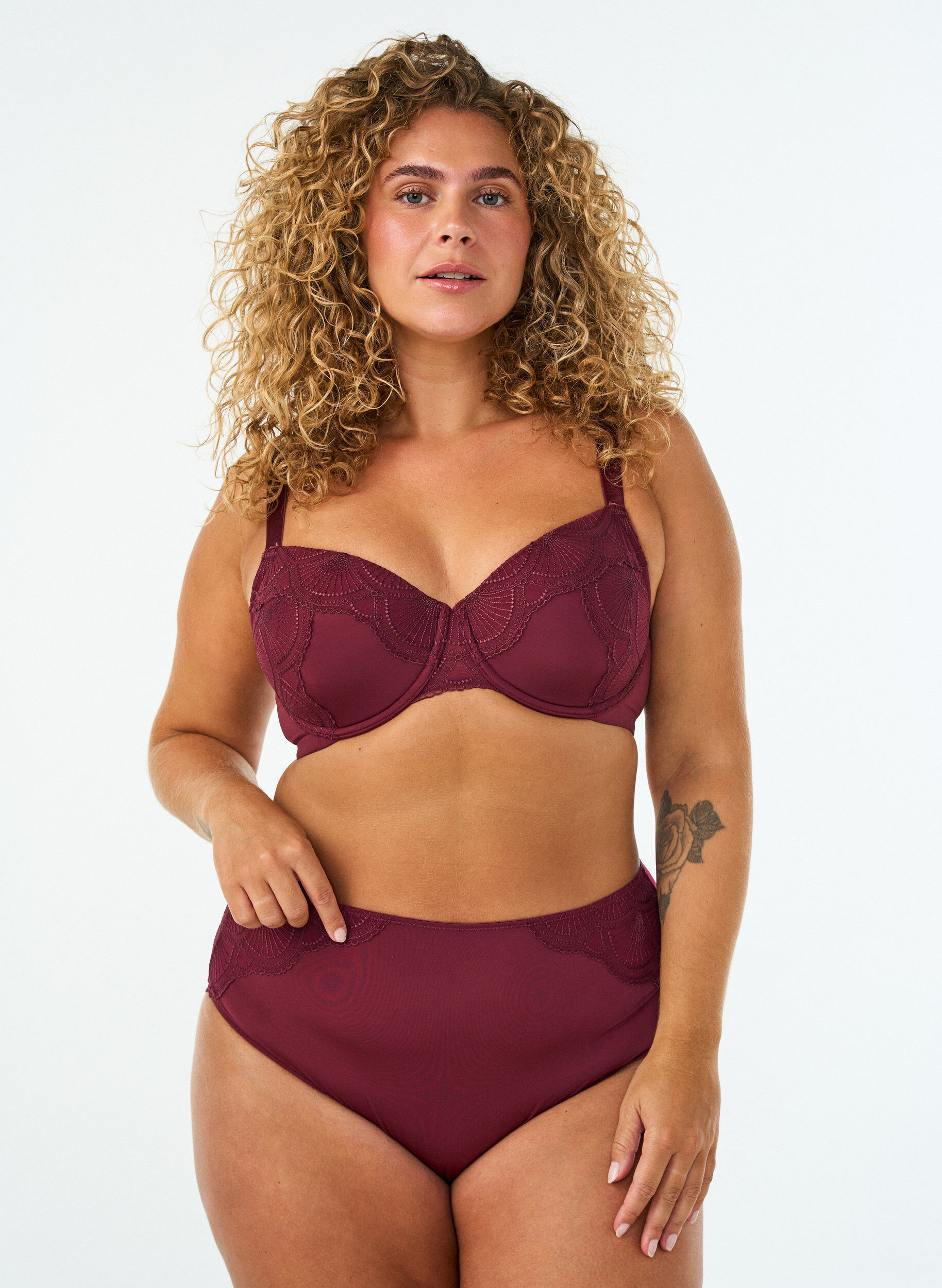 ZizziPolstret BH med spiler, blonder og U-rygg, R&oslash;d, Model image number 1