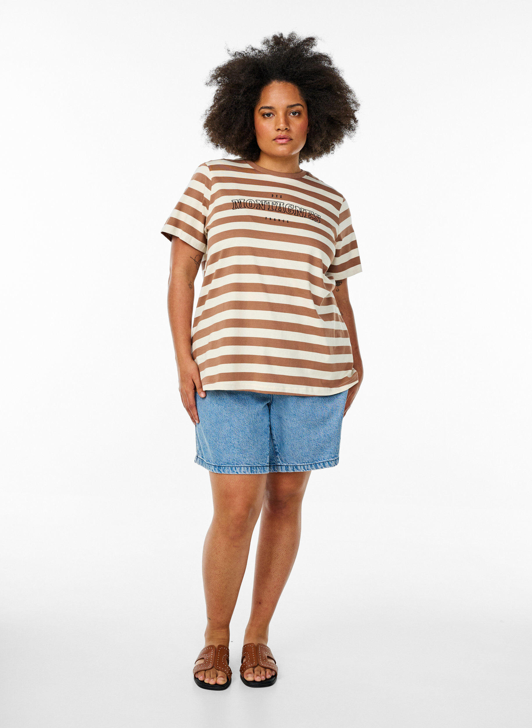 Zizzi T-skjorte i &oslash;kologisk bomull med striper og tekst, Brun, Model image number 1