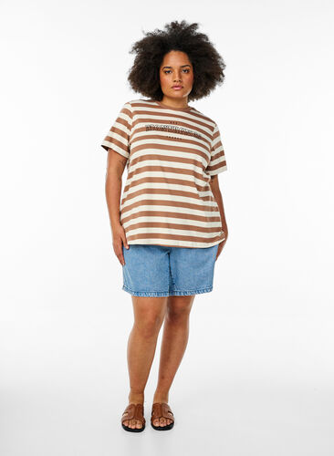 Zizzi T-skjorte i økologisk bomull med striper og tekst, Brun, Model image number 1