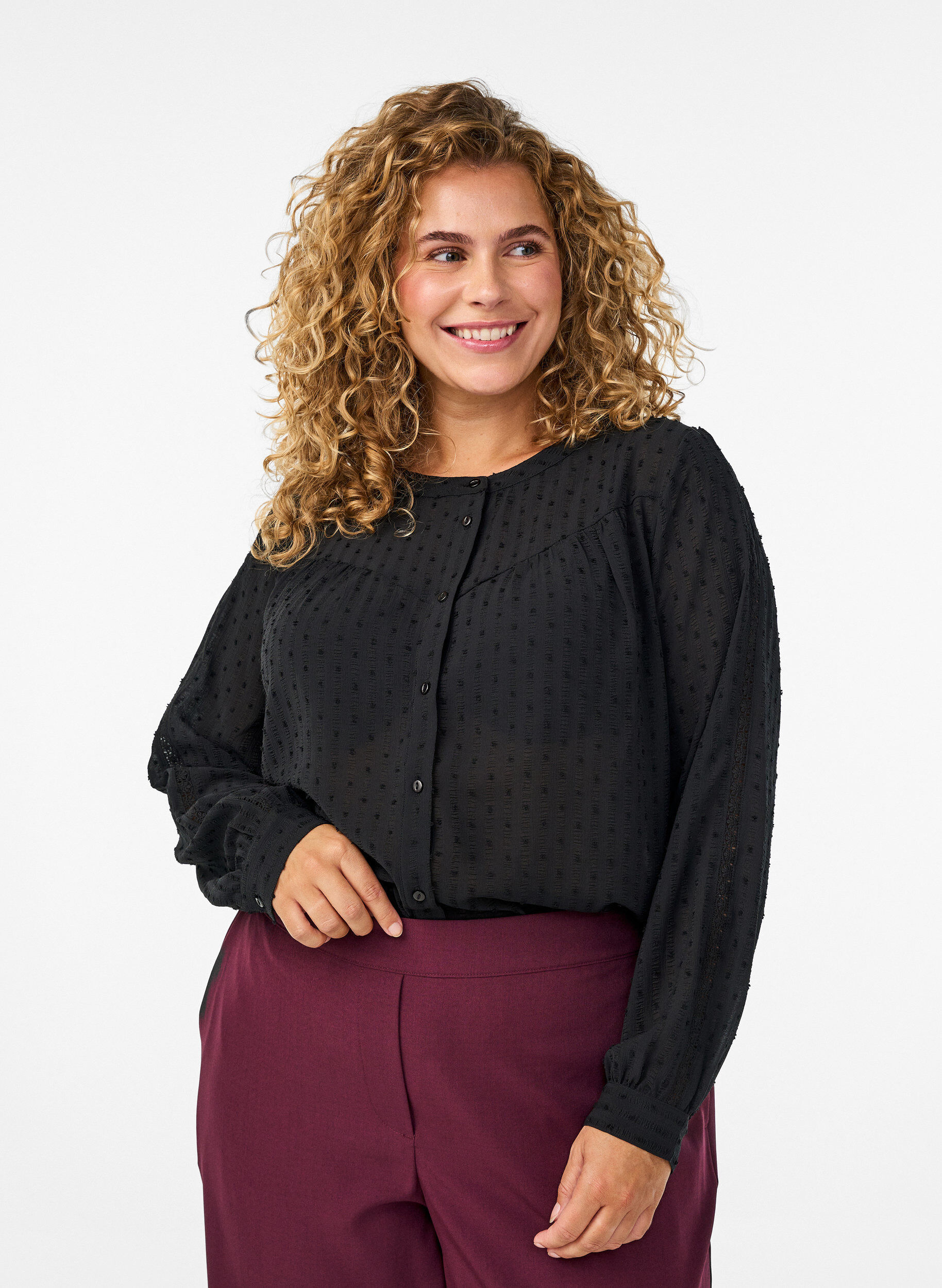 Skjorte med teksturert prikkem&oslash;nster og broderidetaljer, Svart, Model