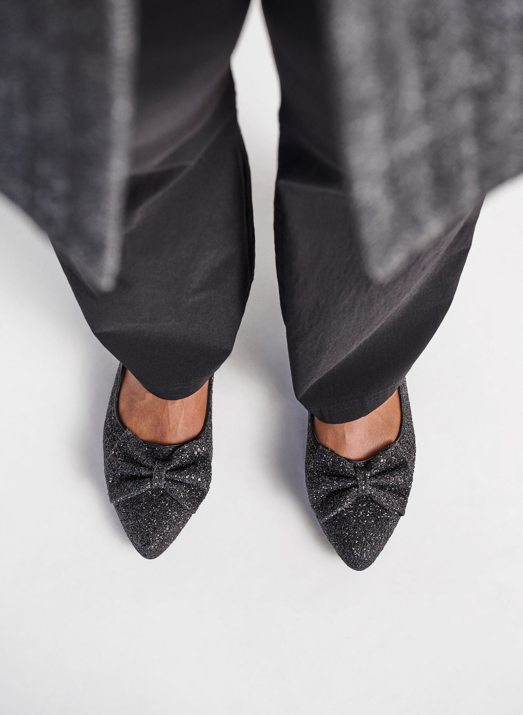 Zizzi Glitterballerina med vid passform og sl&oslash;yfe, Black, Image image number 0