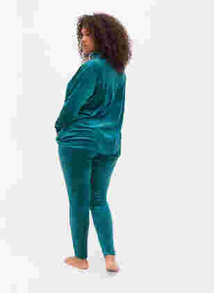 Ensfargede velurleggings, Ponderosa Pine, Model