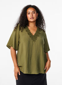 Viskosebluse med V-hals og broderidetaljer, Grønn Viskosebluse med V-hals og broderidetaljer, Grønn, Model