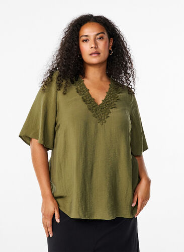 Zizzi Viskosebluse med V-hals og broderidetaljer, Grønn, Model image number 0