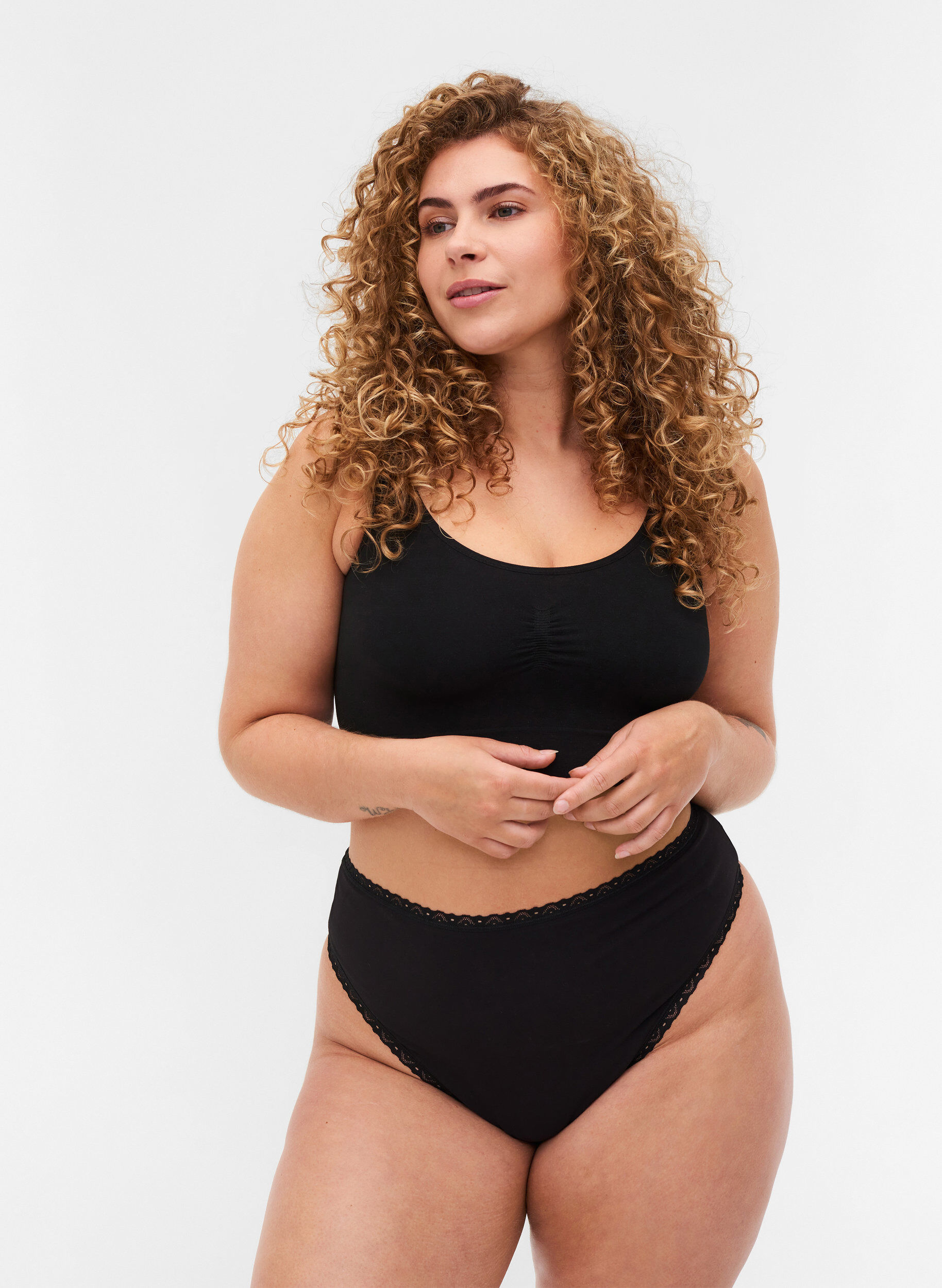 Zizzi G-streng med blondekanter, 3 stk., Black, Model image number 0