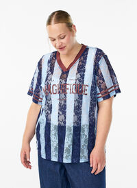 Stripete bluse med blonder og statement-trykk, Blå Stripete bluse med blonder og statement-trykk, Blå, Model