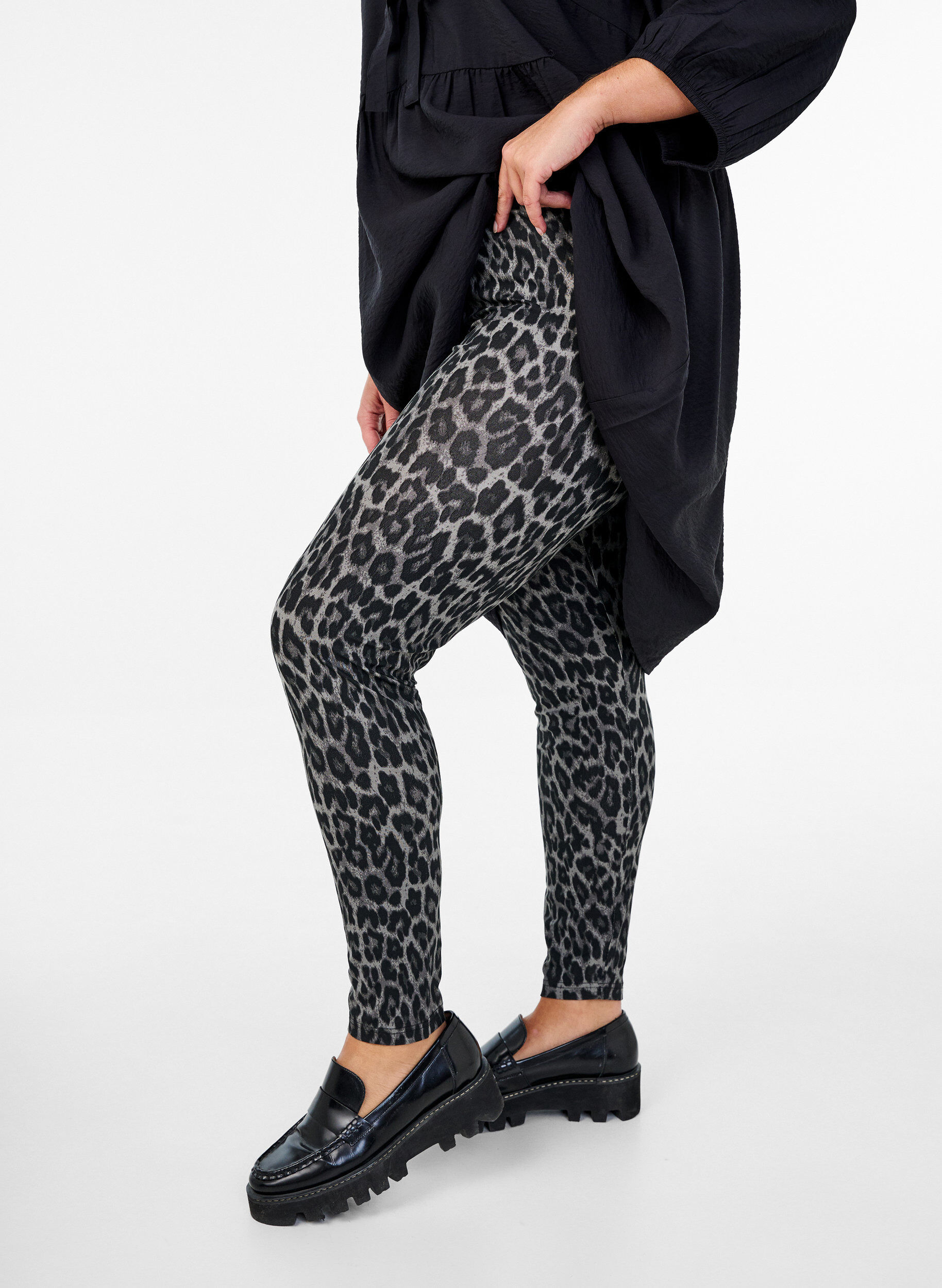 Zizzi Viskose leggings med leopardm&oslash;nster, Gr&aring;, Model image number 0