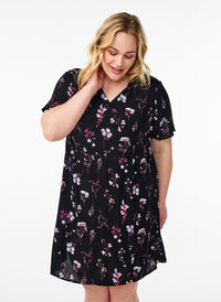 Kort kjole med blomstertrykk, Svart Kort kjole med blomstertrykk, Svart, Model