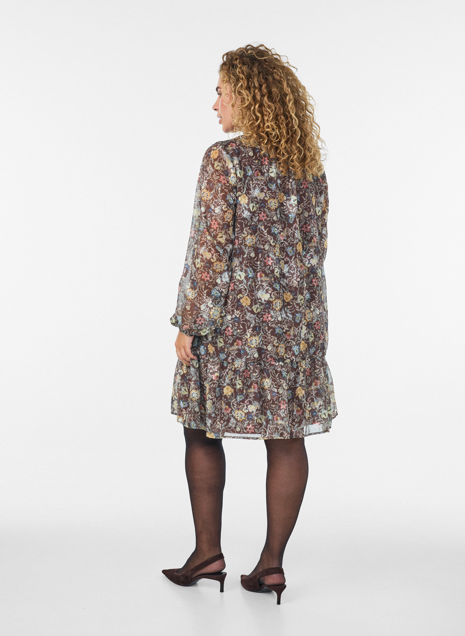 ZizziChiffonkjole med blomstertrykk og volanglag, Brun, Model image number 2
