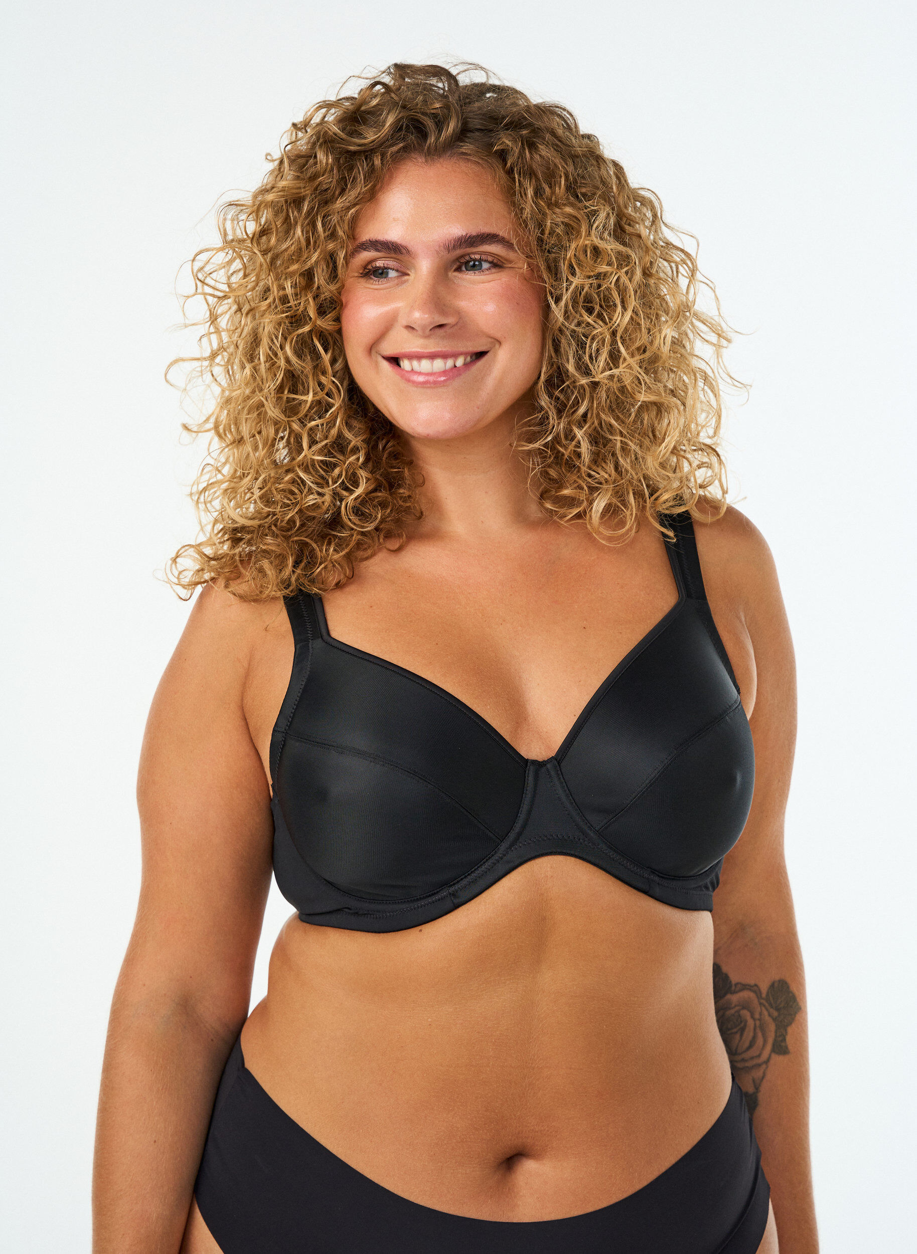 H&oslash;yt st&oslash;ttende BH med st&oslash;pte sk&aring;ler, Svart, Model
