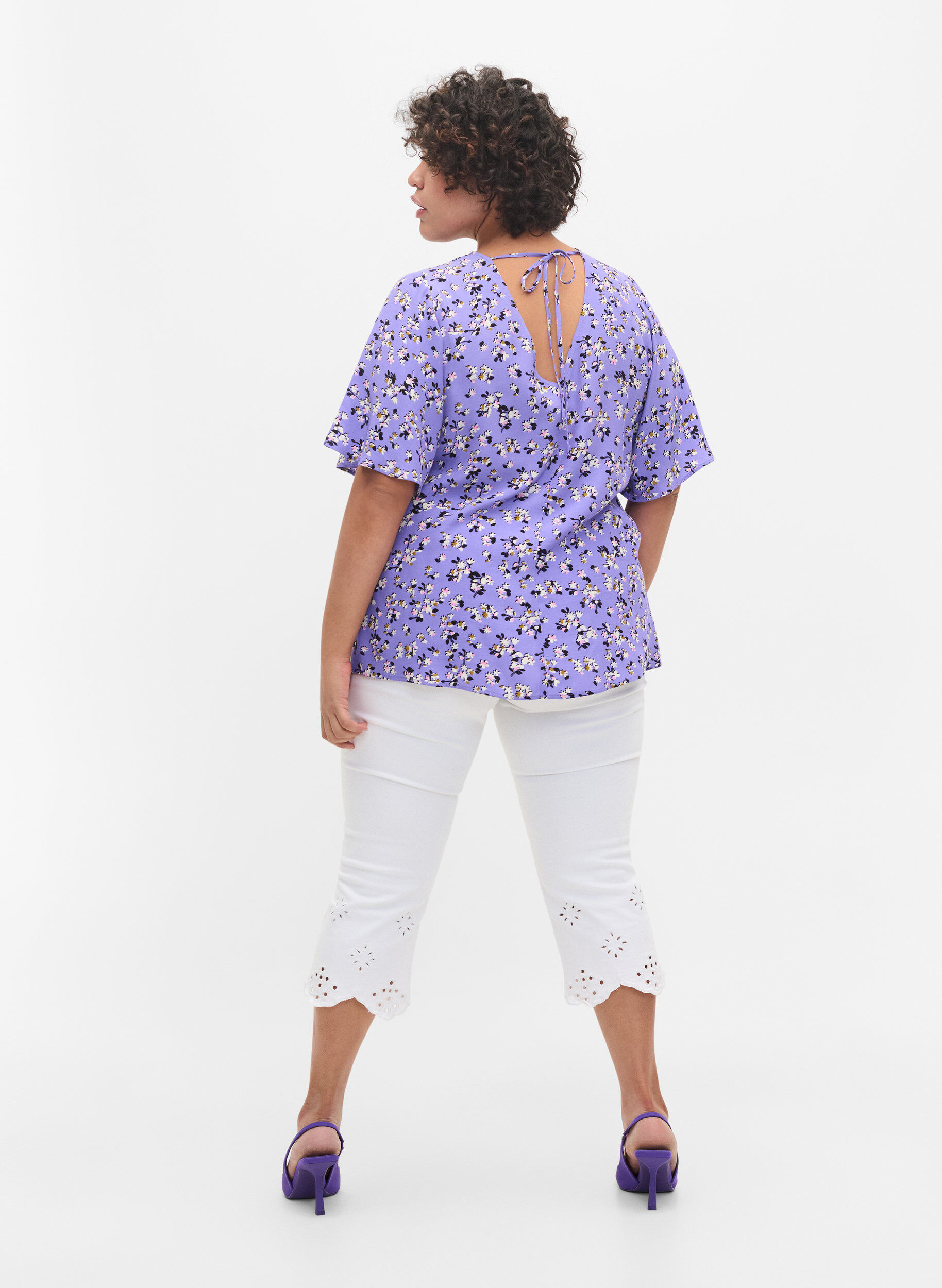 Zizzi Blomstrete viskosebluse med sn&oslash;redetalj, Lilac Flower Print, Model image number 1