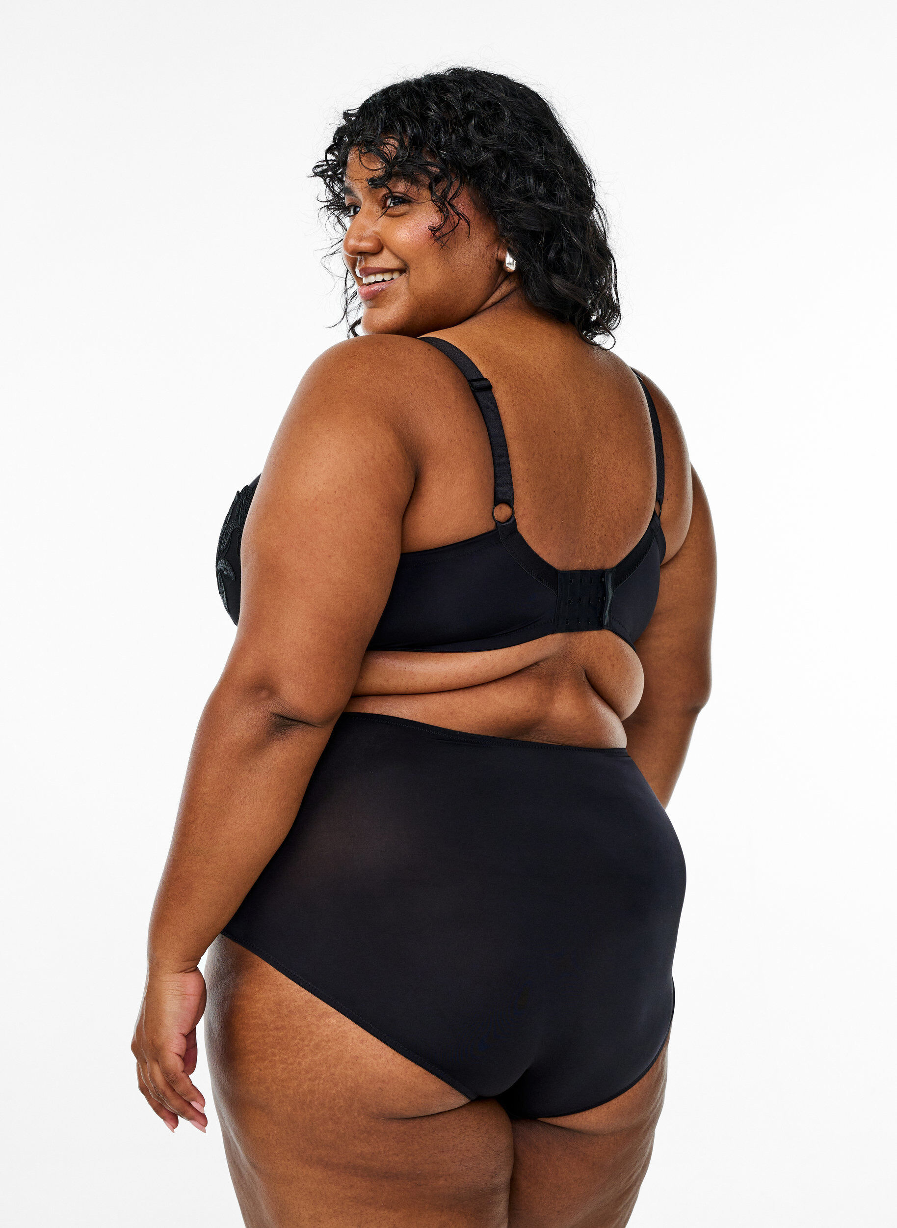 Zizzi Polstret BH med brodert blomsterdetalj, Svart, Model image number 1