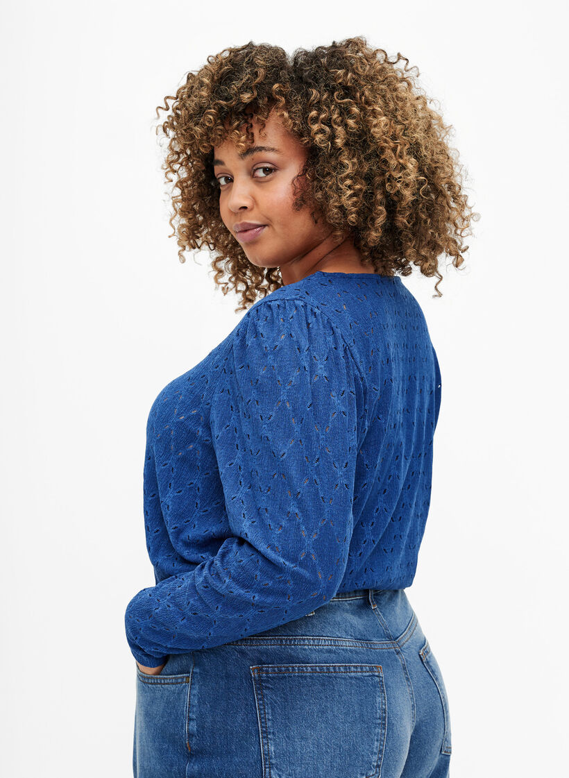 Bluse med V-hals og hullmønster, Limoges, Model image number 1