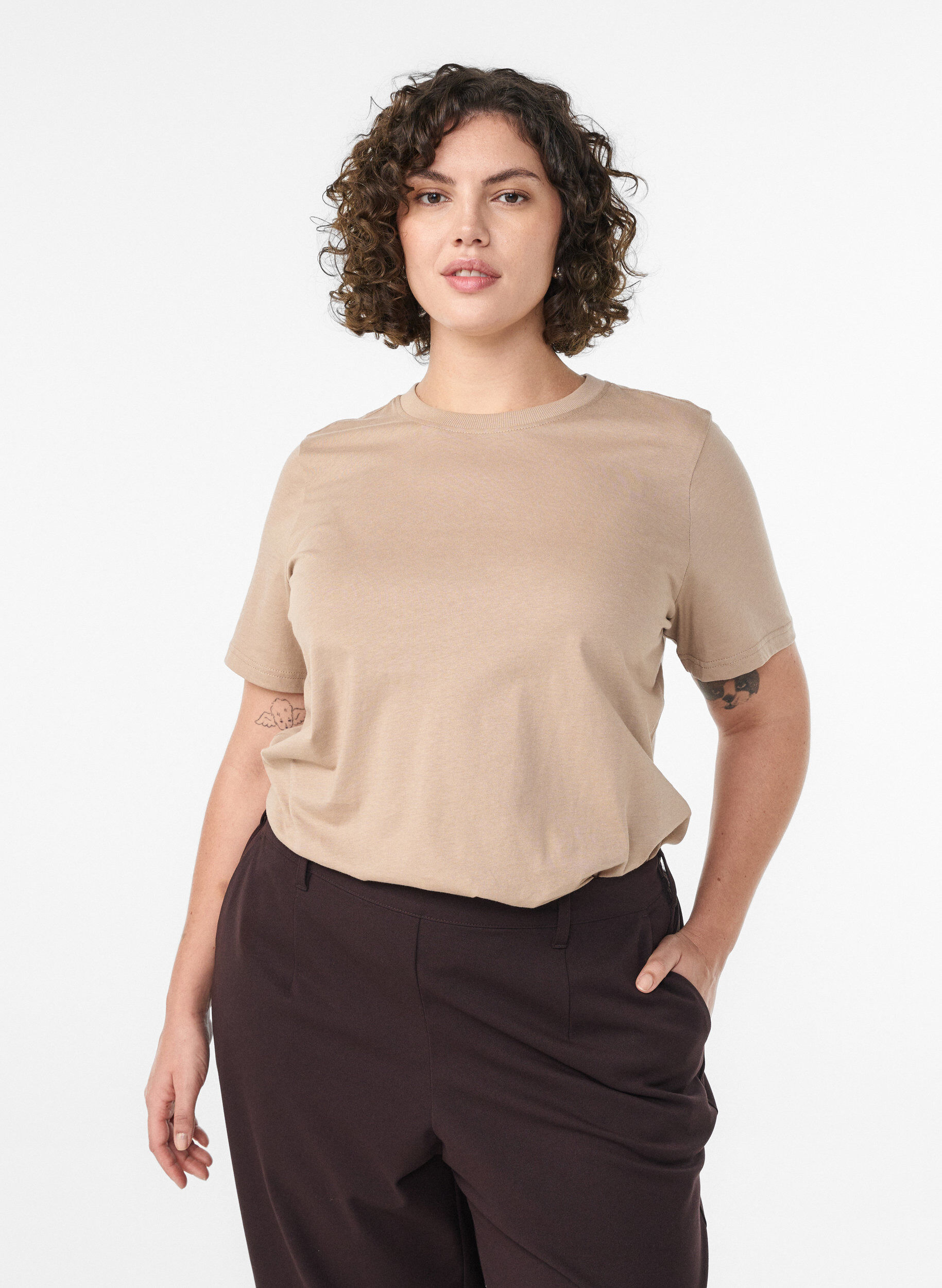 Basic T-skjorte i bomull med rund hals, Beige, Model