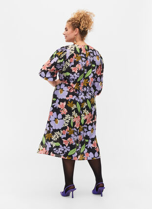 Blomstrete midikjole i viskose med 3/4-ermer, Purple Green Flower, Model image number 1