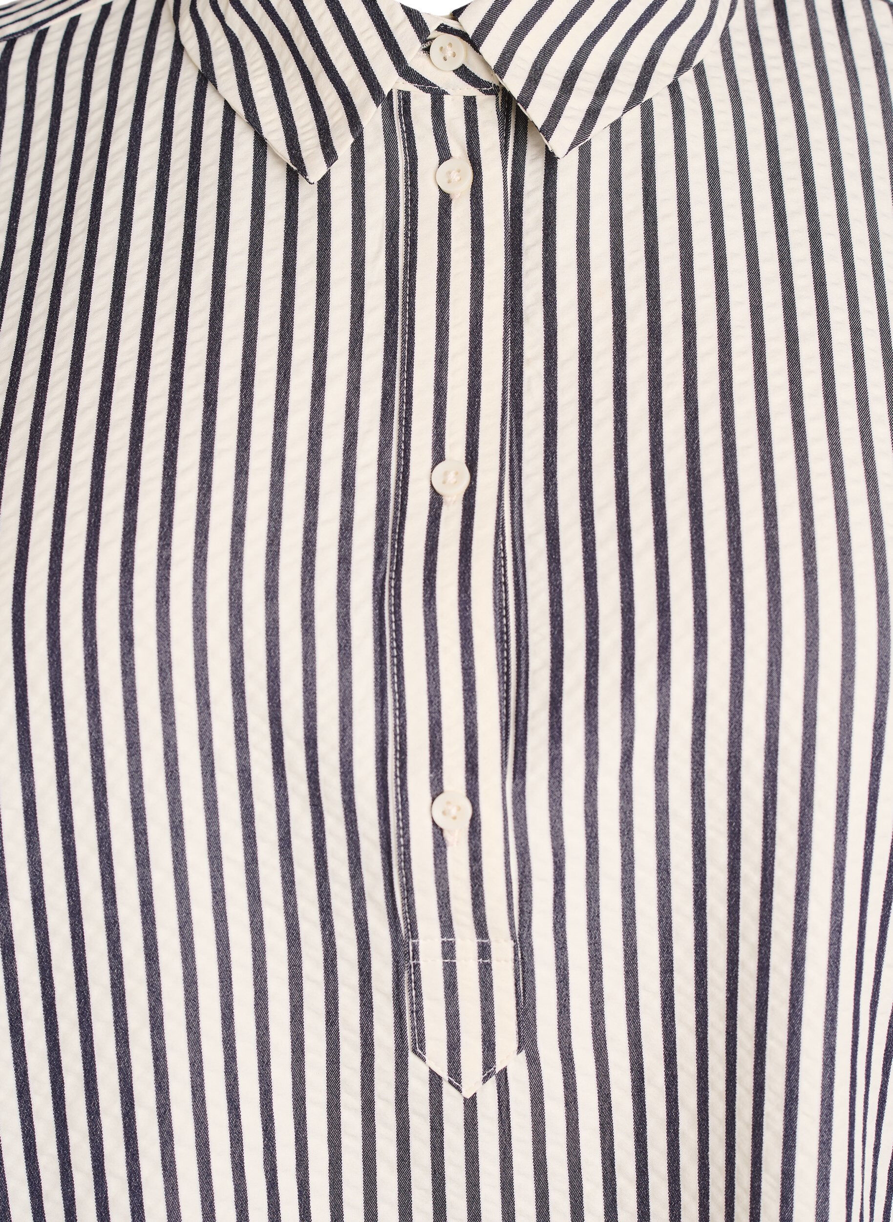 Zizzi Stripet skjorte med knappedetalj p&aring; ryggen, Svart, Packshot image number 2