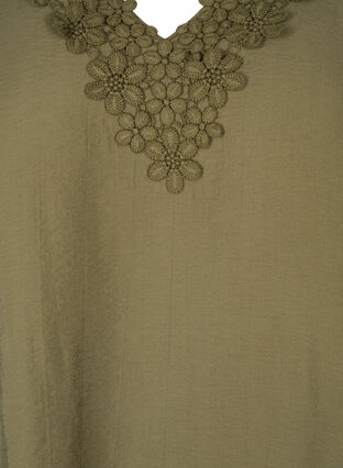 Zizzi Viskosebluse med V-hals og broderidetaljer, Grønn, Packshot image number 2