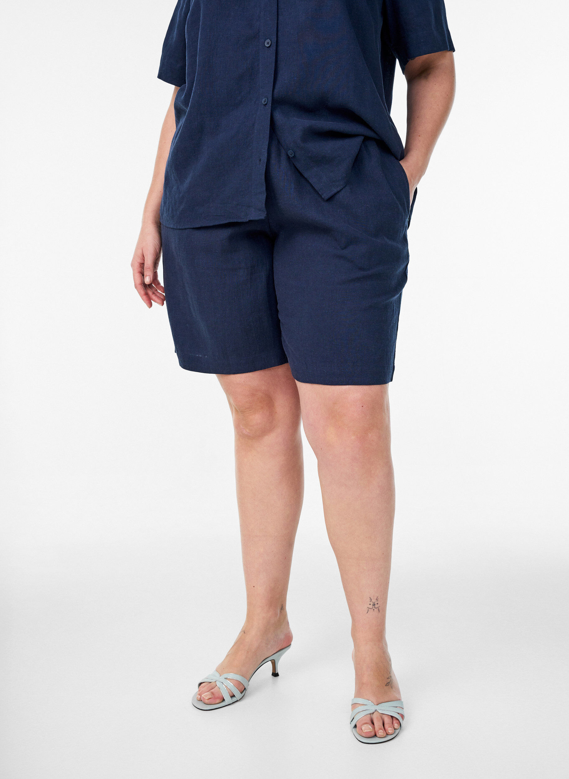 Zizzi H&oslash;ymidjede shorts i lin og viskose, Bl&aring;, Model image number 3
