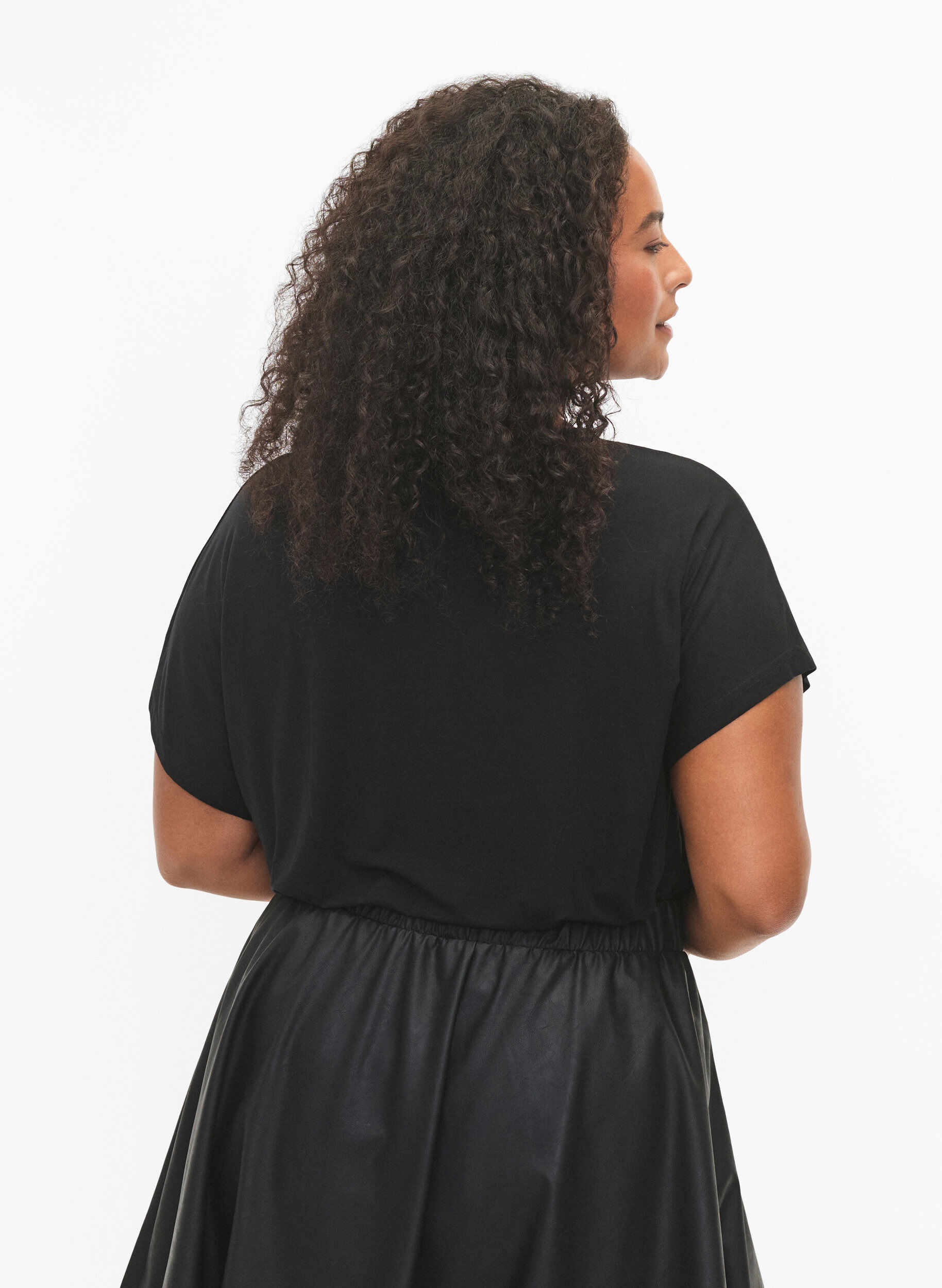 Zizzi Kortermet T-skjorte i viskose med m&oslash;nster, Black W. Lips, Model image number 1