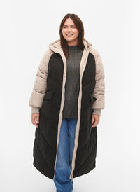 Lang fargeblokket vinterjakke med hette, Black Comb, Model