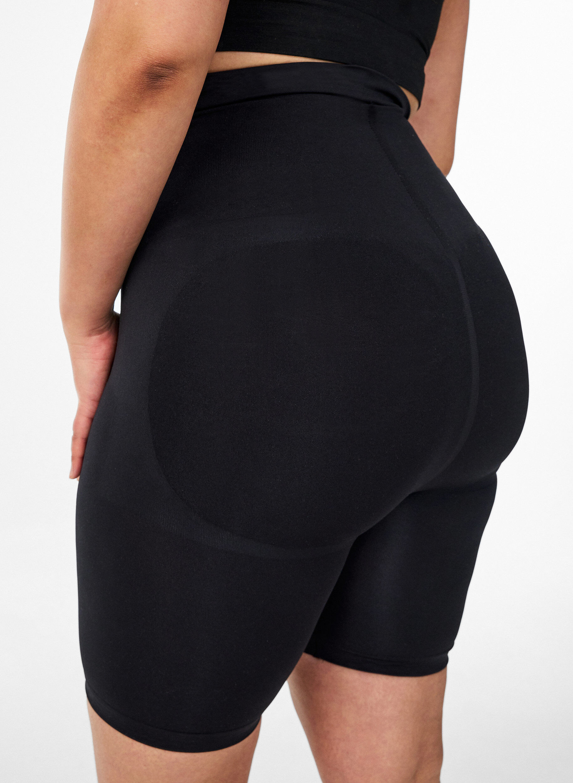 Zizzi Shapewear-shorts med medium st&oslash;tte og h&oslash;y midje, Svart, Model image number 3