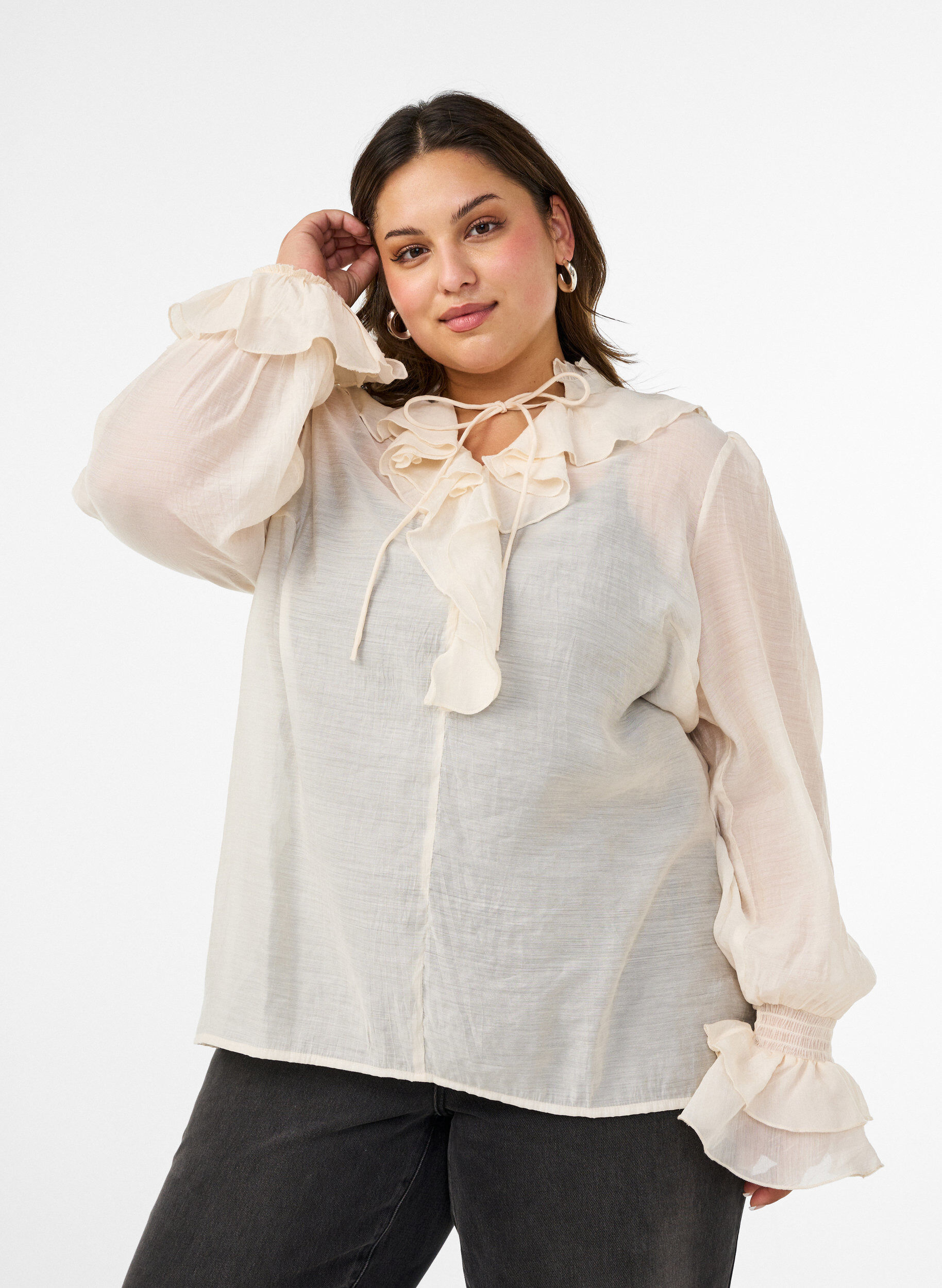 Viskosebluse med volanger og lange ermer, Vanilje, Model