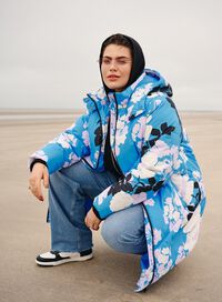 Frakk med et vakkert blomstertrykk, , Model