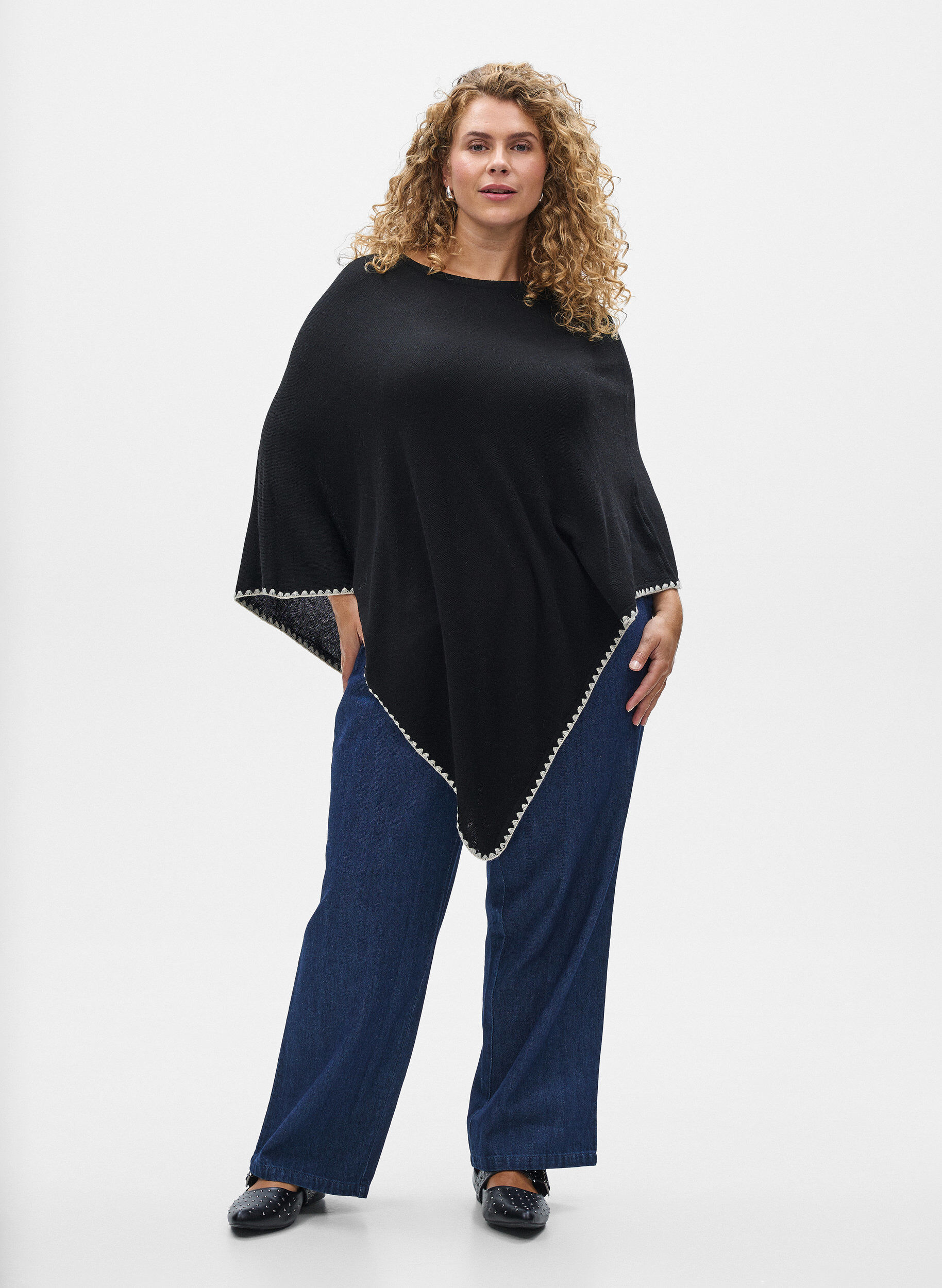 Zizzi Finstrikket poncho, Svart, Model image number 1