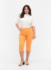 Tettsittende Emily capribukser, Mock Orange, Model