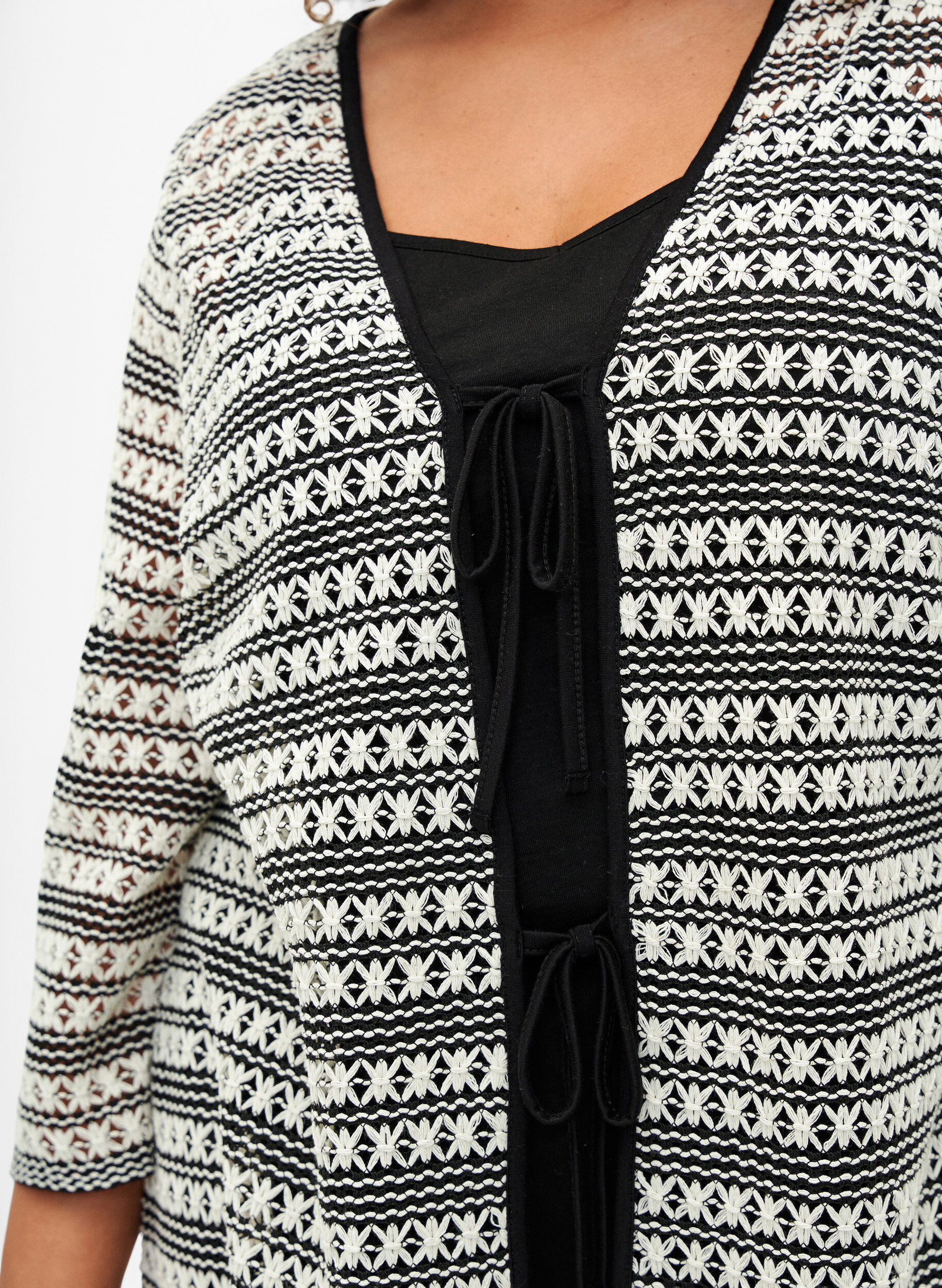 Zizzi Heklet cardigan med knytebelte, Black White, Model image number 2