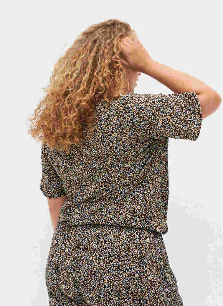Mønstrete pysjamasskjorte i viskose, Black Flower AOP, Model image number 0