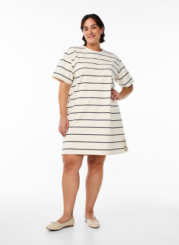 Zizzi Kort jerseykjole med striper, Beige, Model image number 1