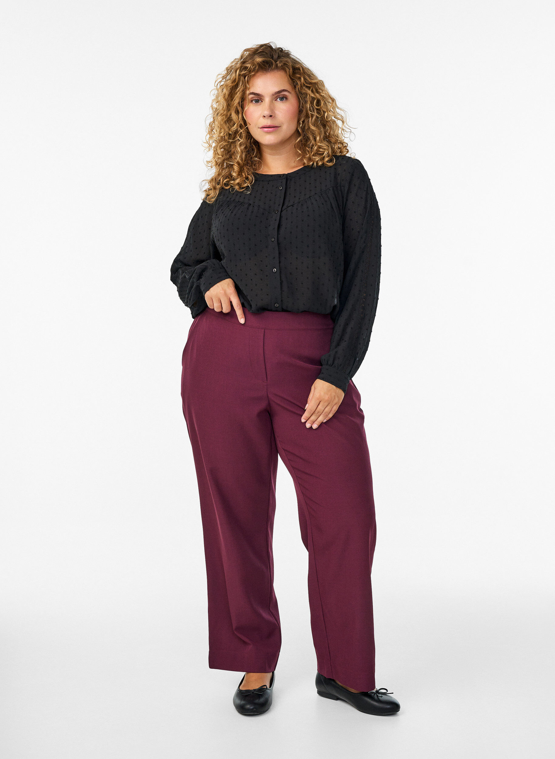 Zizzi Skjorte med teksturert prikkem&oslash;nster og broderidetaljer, Svart, Model image number 1