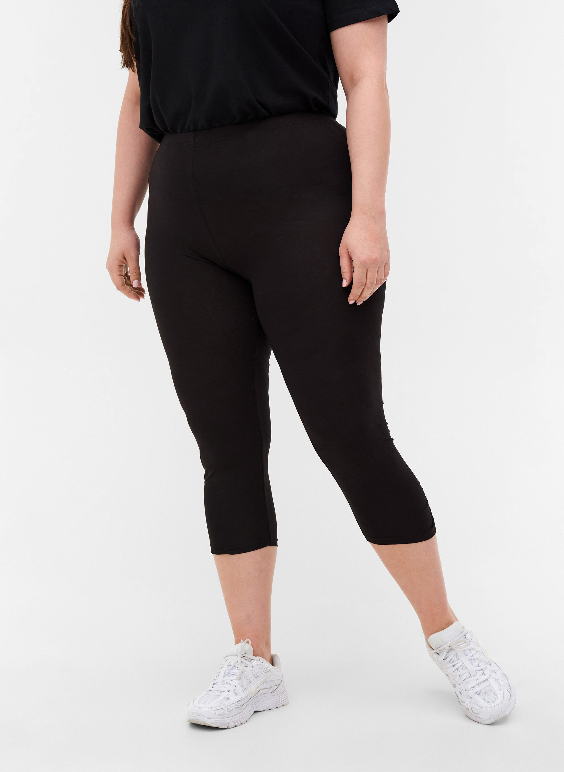 Zizzi Basis 3/4-lengde leggings med rynkedetaljer, Black, Model image number 2