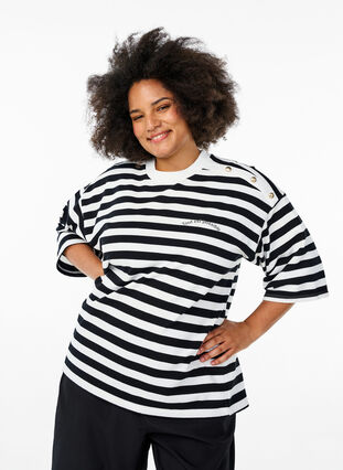 Zizzi Stripete bluse med 3/4-ermer og knappedetaljer, Svart, Model image number 0