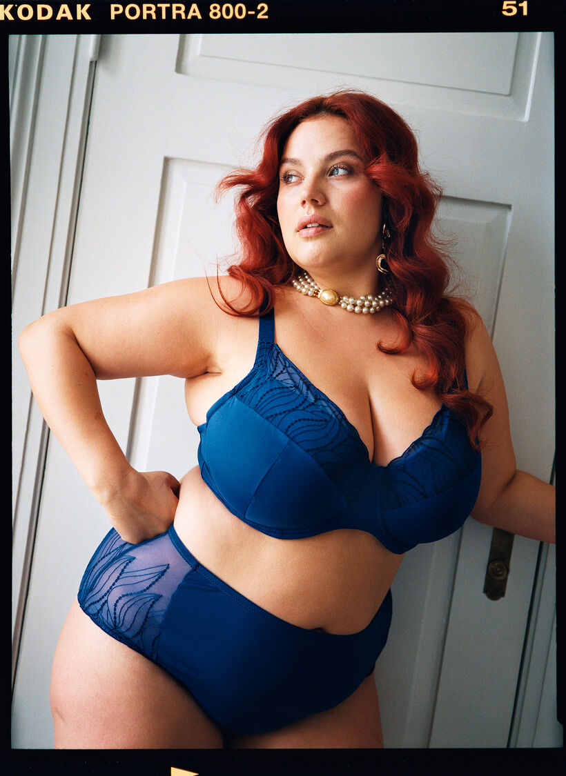 Sett i blå med vakre detaljer , , Model