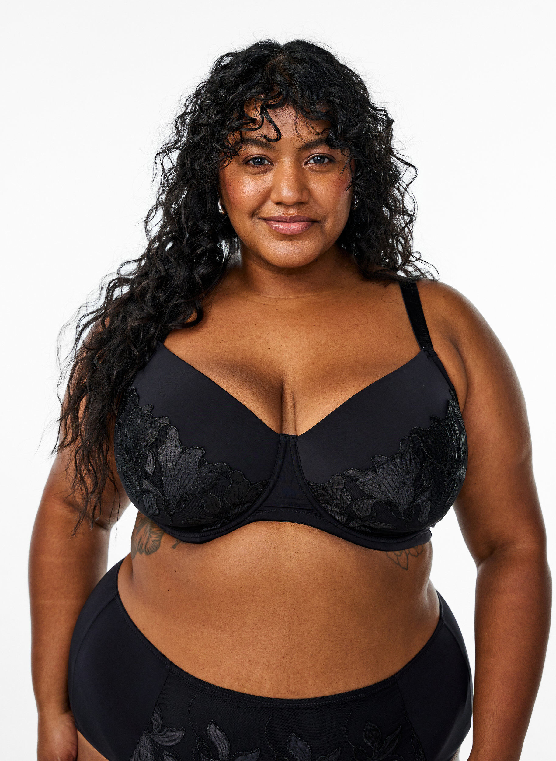 Polstret BH med brodert blomsterdetalj, Svart, Model