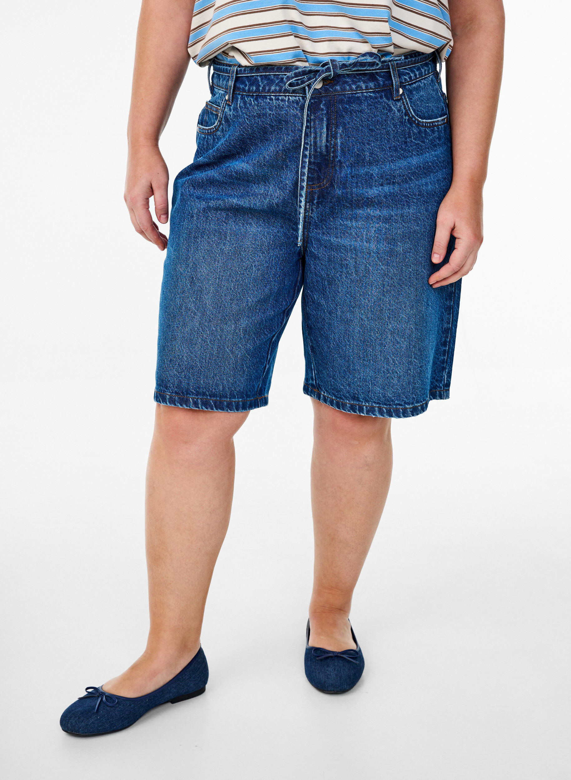 ZizziSlim fit denimshorts med knytebelte, Bl&aring;, Model image number 3