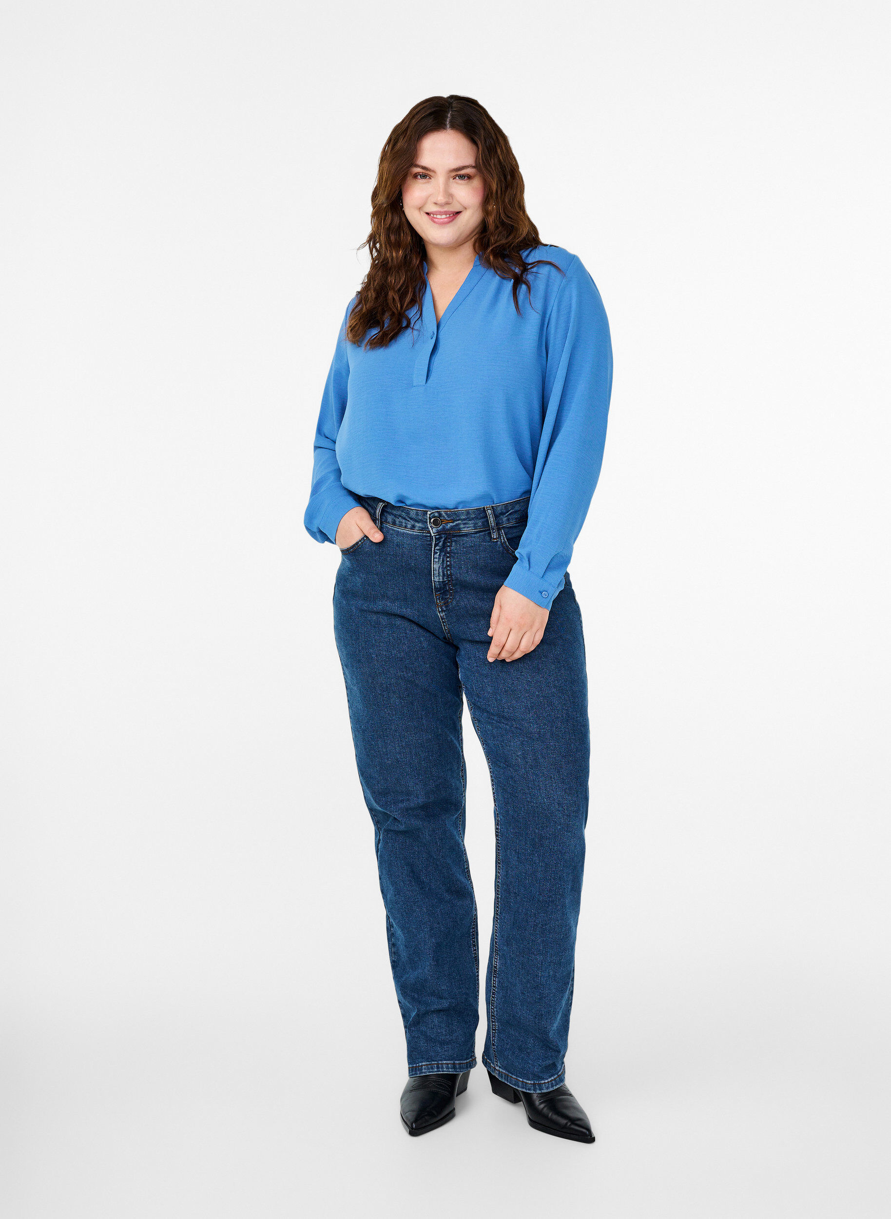 Zizzi Langermet skjortebluse med V-hals, Riverside, Model image number 2