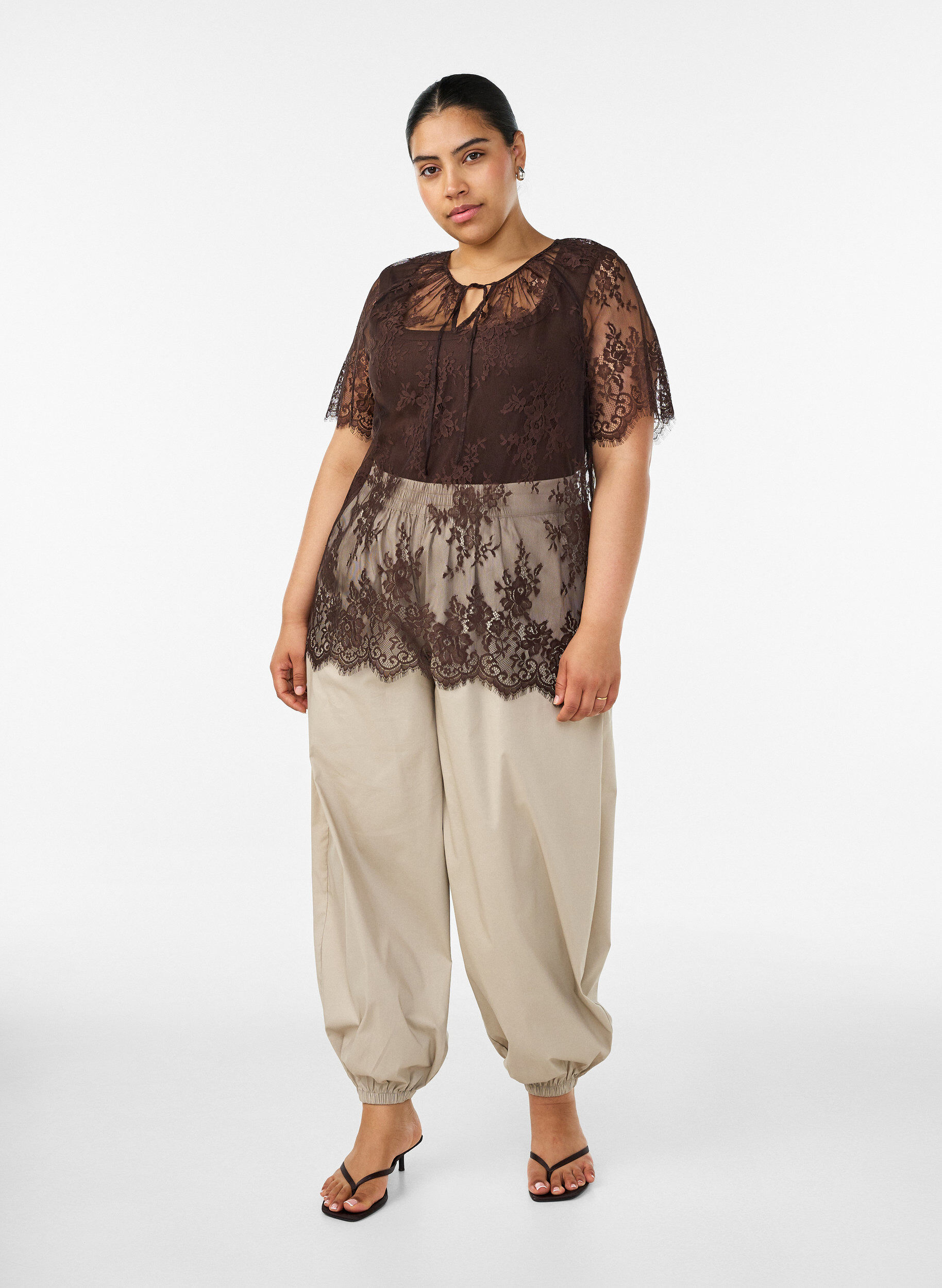 ZizziKortermet bluse med blonder og knyting, Brun, Model image number 1