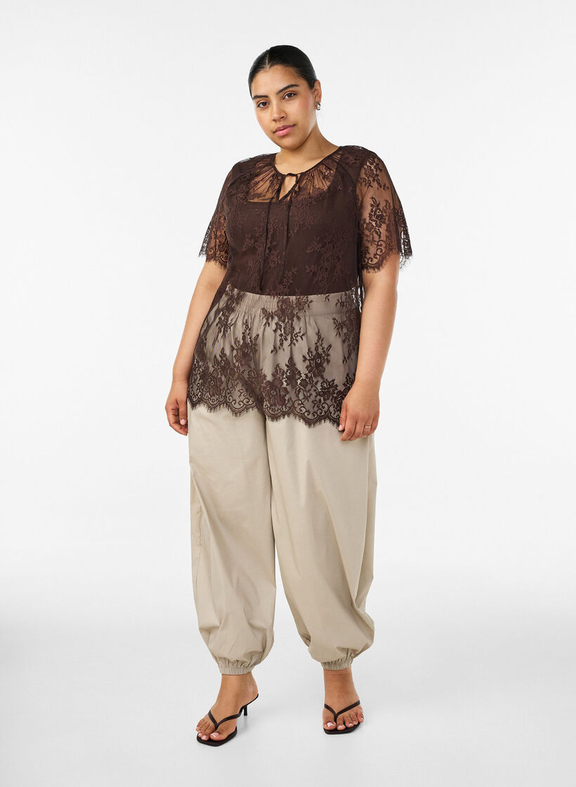 Kortermet bluse med blonder og knyting, Brun, Model image number 1