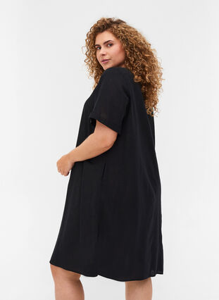 Kortermet kjole i bomullsmiks med lin, Black, Model image number 1