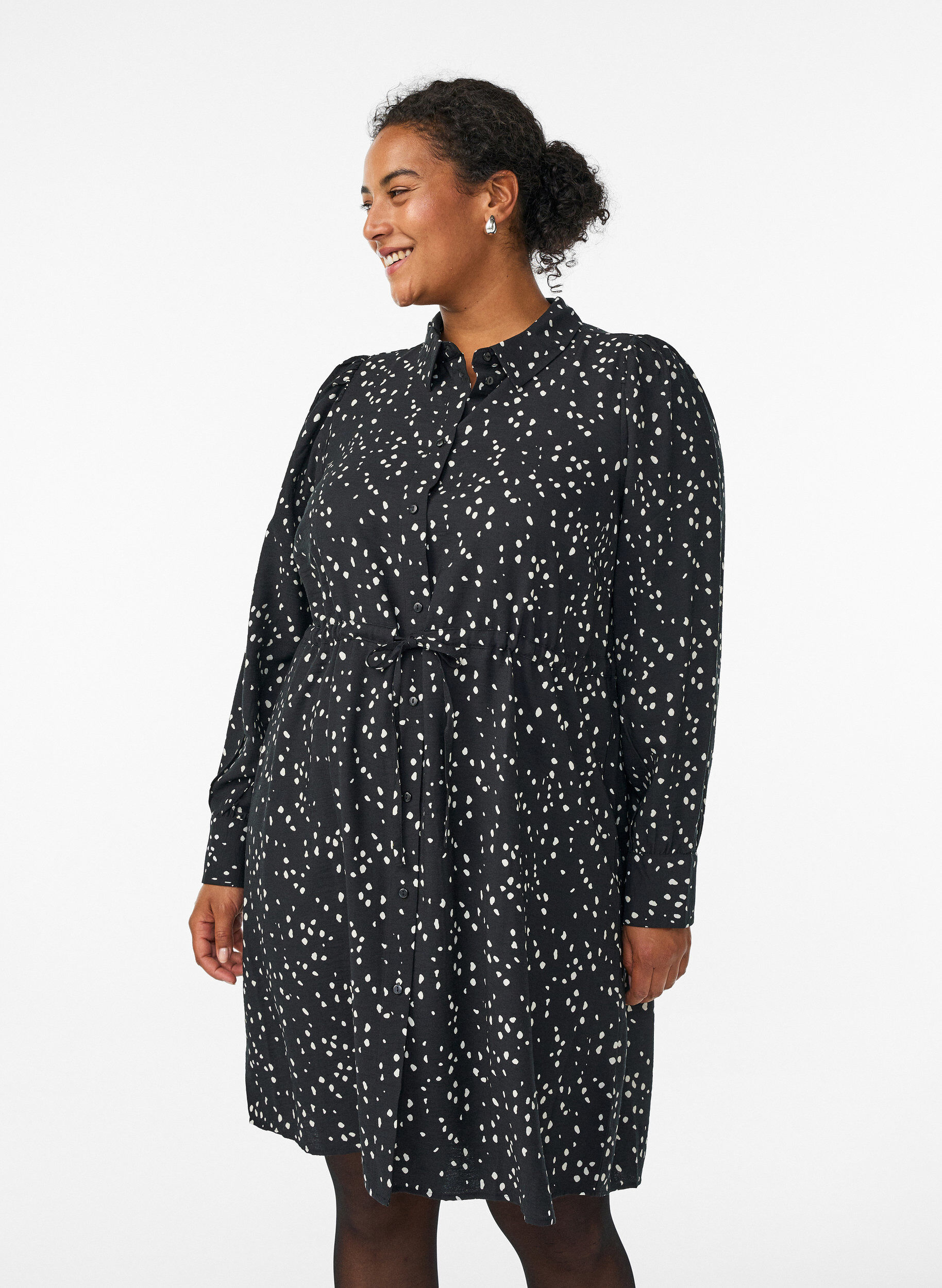 Skjortekjole med knytebelte og trykk, Svart, Model