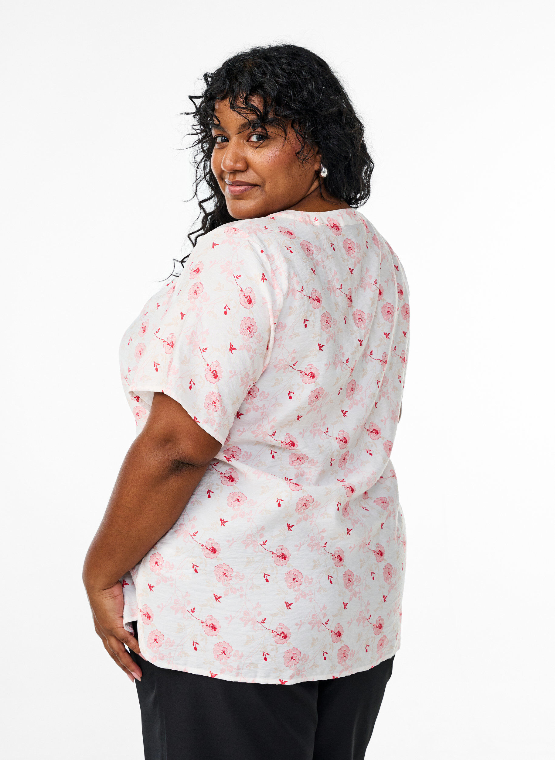 Zizzi Skjortebluse med korte ermer og blomstertrykk, Rosa, Model image number 2