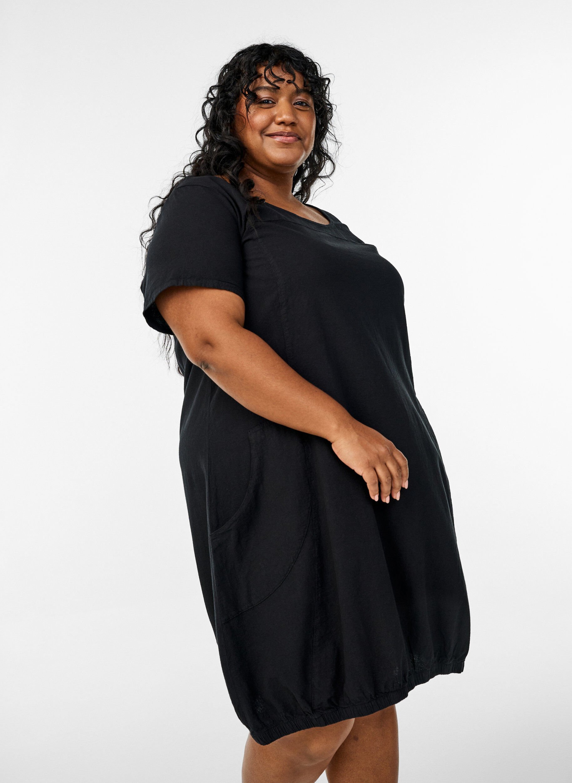 Zizzi Kortermet kjole i bomull, Svart, Model image number 0