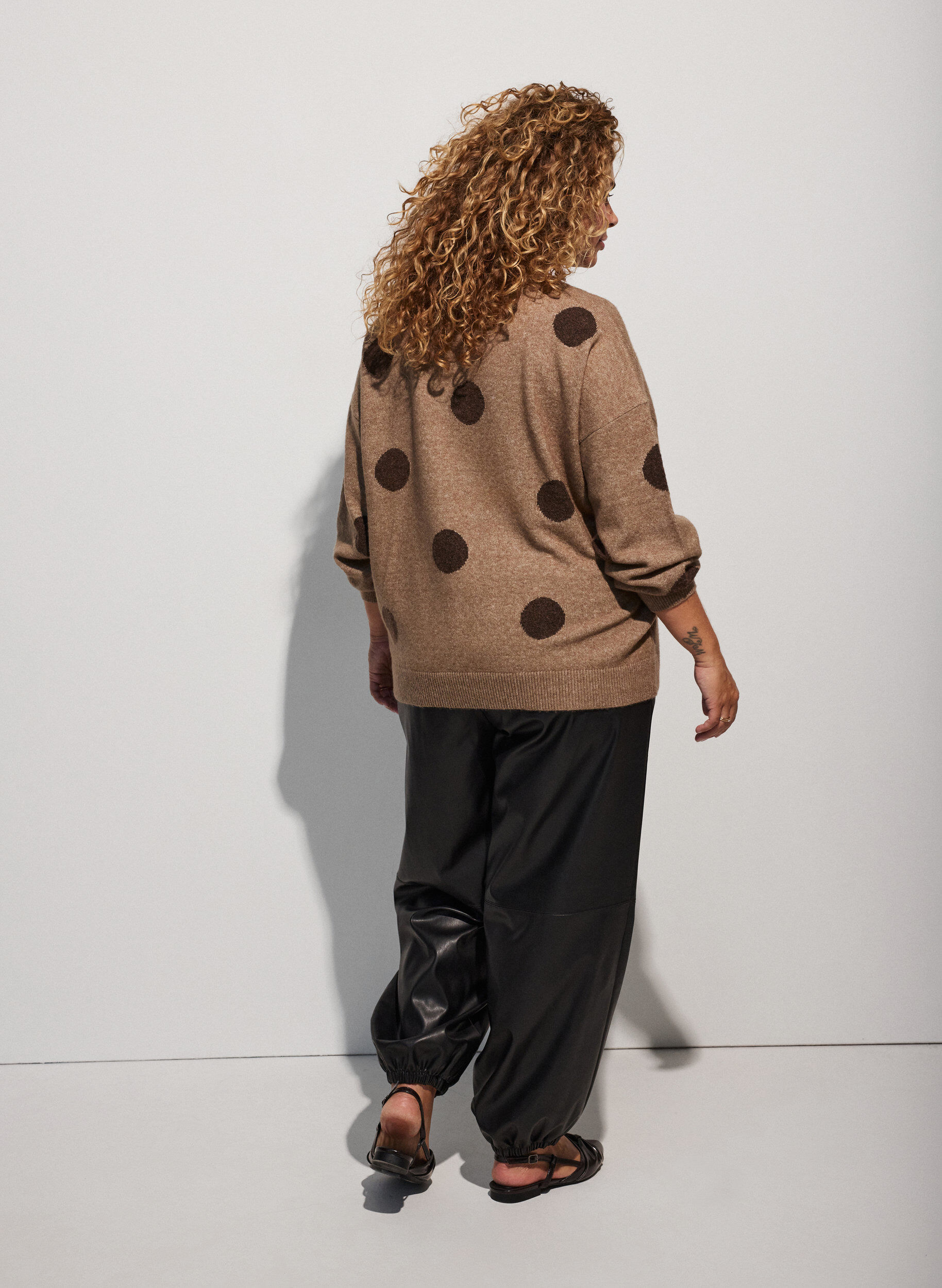 ZizziStrikkebluse med prikket m&oslash;nster, Brun, Model image number 2