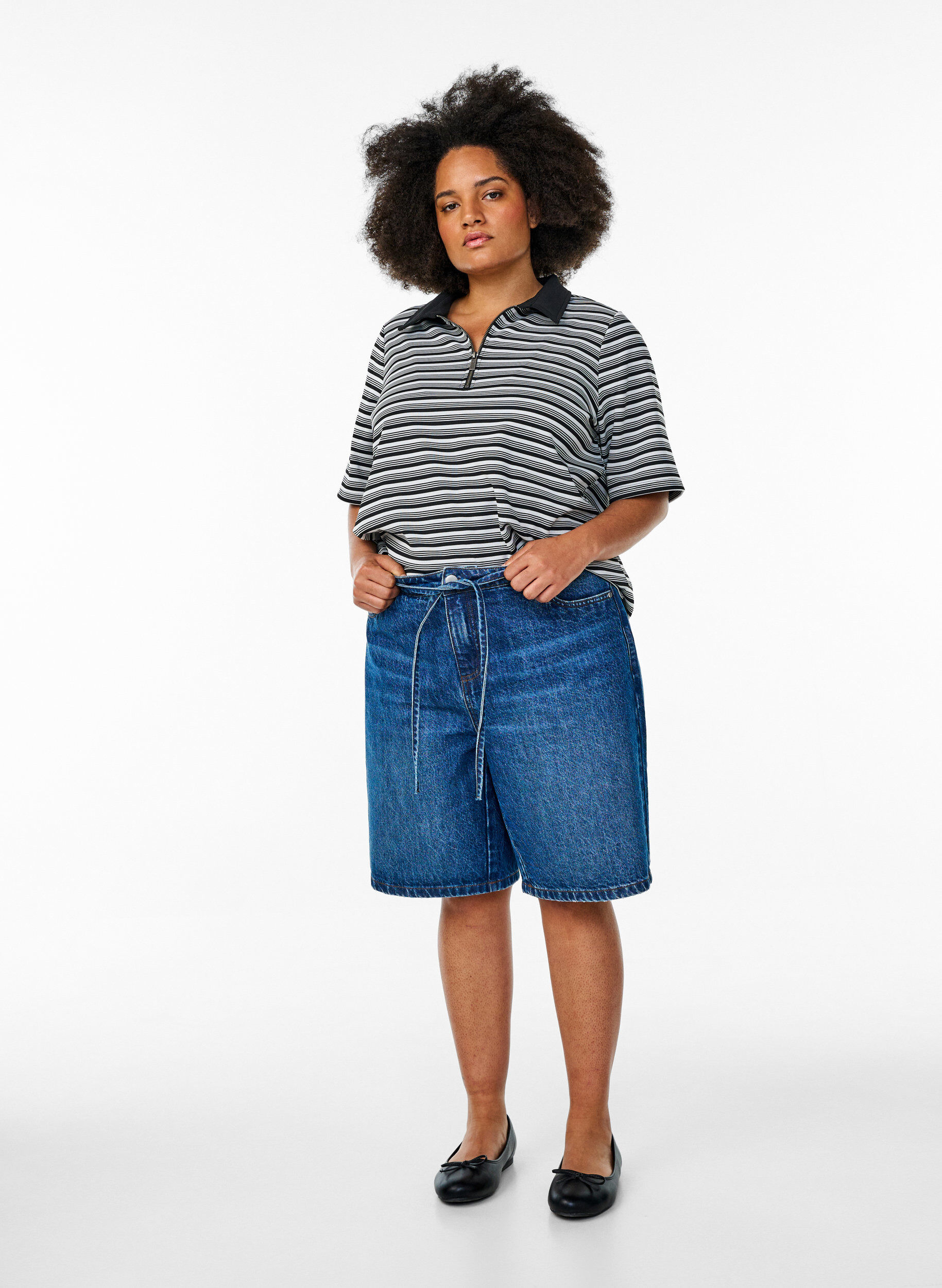 Zizzi Stripete poloskjorte med korte ermer og glidel&aring;s, Svart, Model image number 1